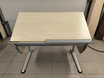 Bureau Moll "meegroei" model beschikbaar voor biedingen