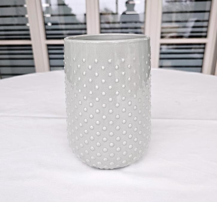 Mintgroen/grijzige porseleinen vaas met polkadots, Huis en Inrichting, Woonaccessoires | Vazen, Zo goed als nieuw, Minder dan 50 cm