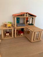 Plan Toys houten poppenhuis met speeltuin, Ophalen, Zo goed als nieuw, Poppenhuis