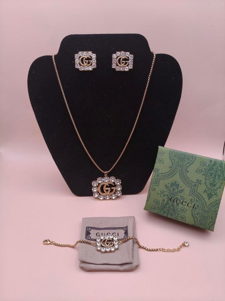 Gucci mormont set, Handtassen en Accessoires, Oorbellen, Nieuw, Overige materialen, Goud, Met strass, Ophalen of Verzenden