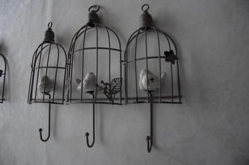 Twee nieuwe muur kapstokjes met porseleine vogeltjes beschikbaar voor biedingen