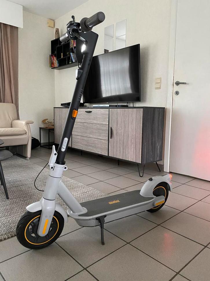 Ninebot Max G30 Nieuwstaat 30km/u actieradius 65km, Fietsen en Brommers, Steps, Zo goed als nieuw, Elektrische step (E-scooter)
