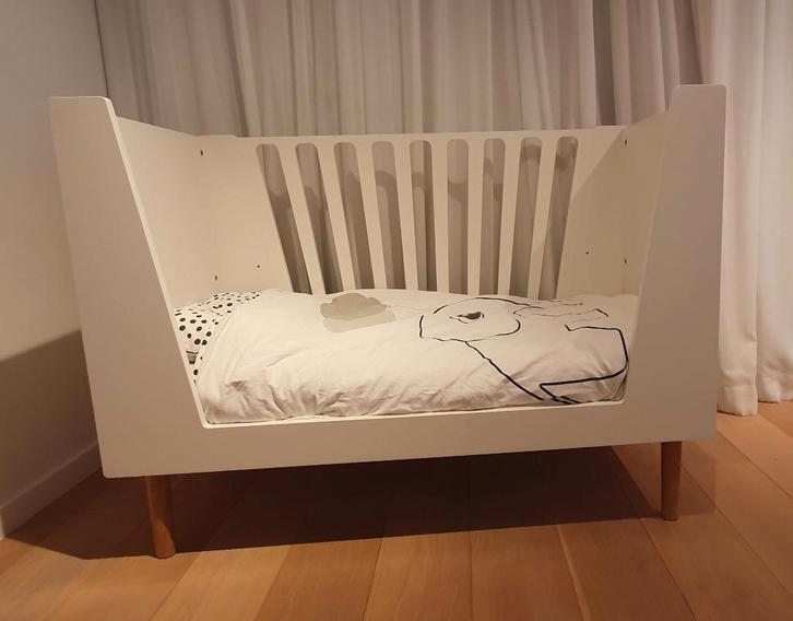 Kinderkamer met babybed 'Done by Dear' en Klamboe, Kinderen en Baby's, Kinderkamer | Complete kinderkamers, Gebruikt, Jongetje of Meisje