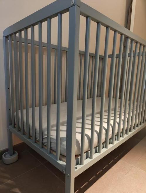 Nieuw baby bed -hout + aerosleep matras en matrasbeschermer, Enfants & Bébés, Chambre d'enfant | Lits, Comme neuf, Moins de 140 cm