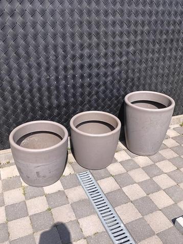 3 grote mooie bloempotten ideaal voor kuipplanten.  beschikbaar voor biedingen