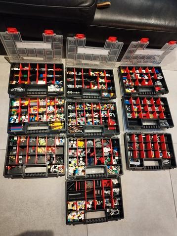 Lego gesorteerde onderdelen allerlei, 10 koffertjes 