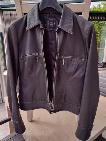 Korte retro damesjas in zwart leder beschikbaar voor biedingen