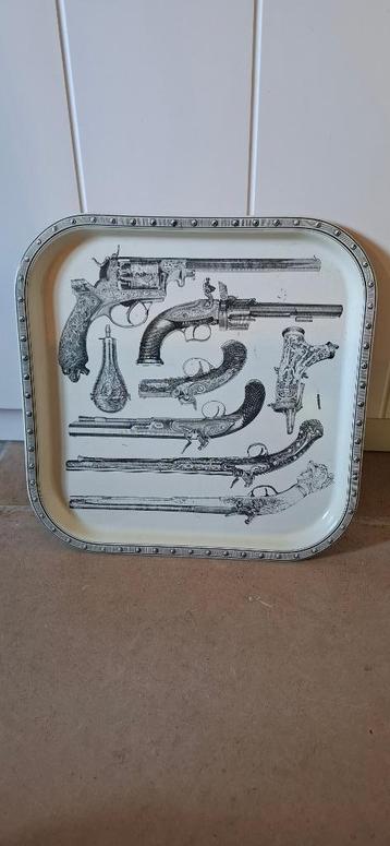 Vintage Piero Fornasetti dienblad /metalen dienblad pistolen beschikbaar voor biedingen