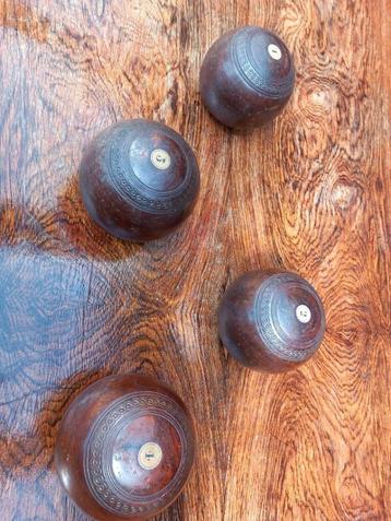 4 Vintage BOWLS (volledige set) Traditioneel Engels balspel beschikbaar voor biedingen