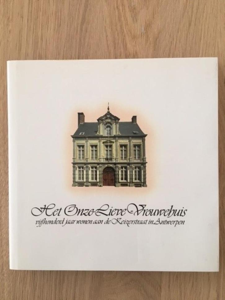 HET ONZE-LIEVE-VROUWEHUIS, VIJFHONDERD JAAR WONEN, Boeken, Kunst en Cultuur | Architectuur, Zo goed als nieuw, Overige onderwerpen