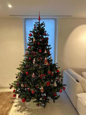 Luxe kerstboom met opbergbox en kerstballen beschikbaar voor biedingen