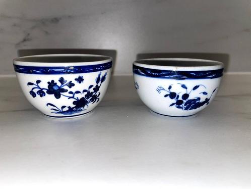 2 zakjes van zacht porselein uit Doornik - decor „3 Boules”, Antiek en Kunst, Antiek | Porselein, Ophalen of Verzenden