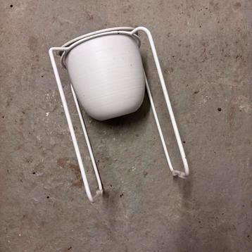 Metallic white pot+ stand from Casa beschikbaar voor biedingen