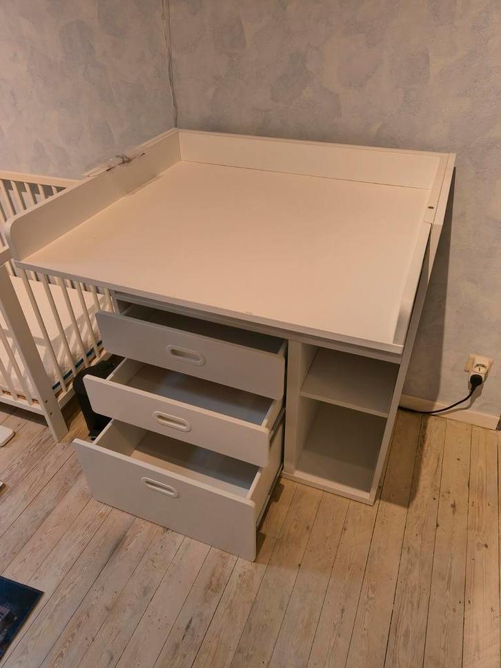Baby/peuterbed + grote verzorgingstafel, Kinderen en Baby's, Kinderkamer | Bedden, Matras, Ophalen