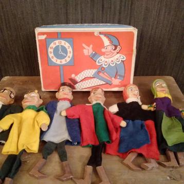 Oude houten handgekerfde handpoppen in originele doos  beschikbaar voor biedingen