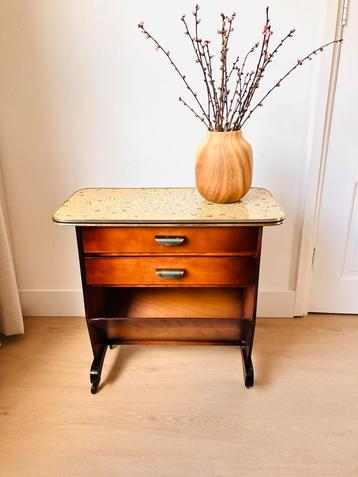 Mooie vintage lectuurtafel / bijzettafel beschikbaar voor biedingen