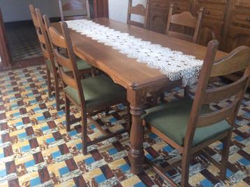 Eetkamer met tafel en 6 stoelen + 2 kasten. beschikbaar voor biedingen