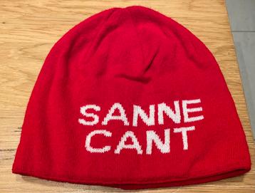 Magnifique bonnet, tricoté lettres blanches, Sanne Cant disponible aux enchères