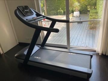 Technogym - Jog Forma // Professioneel loopband beschikbaar voor biedingen