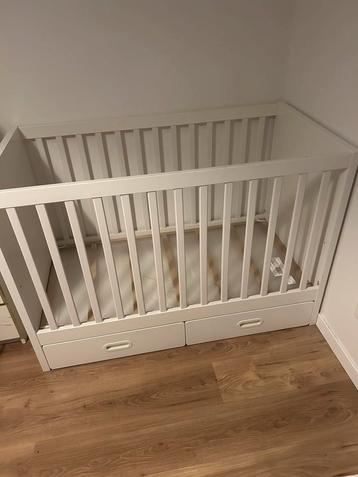 Babybed Ikea met matras van Aerosleep en 2 hoeslakens beschikbaar voor biedingen