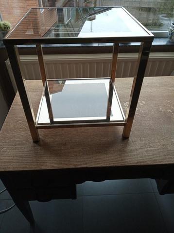 Table d'appoint, verre 50x50x50 disponible aux enchères