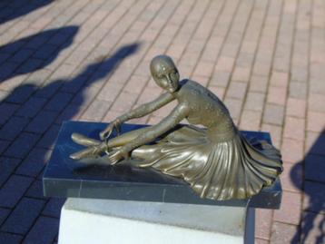 standbeeld van een ballerina in brons gesigneerd op marmer. beschikbaar voor biedingen