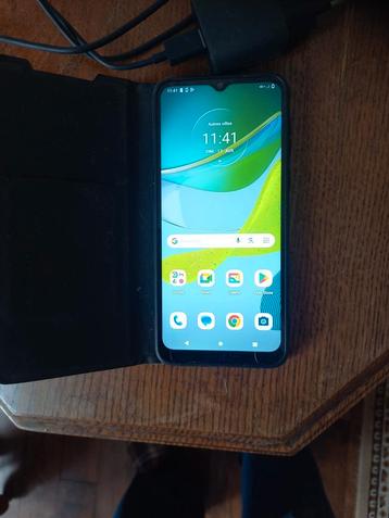 Smartphone Motorola e13   avec  coque de protection  le tout beschikbaar voor biedingen