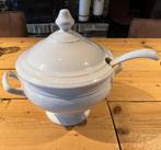 Klassieke soepterrine met soeplepel, Huis en Inrichting, Keuken | Servies, Keramiek, Ophalen of Verzenden, Zo goed als nieuw, Kom(men)