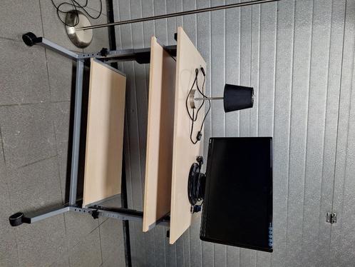 Gratis bureau tafel, Huis en Inrichting, Bureaus, Gebruikt, Bureau, In hoogte verstelbaar, Met wielen, Ophalen