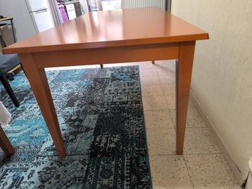 Mooie Eettafel. Amper gebruikt. beschikbaar voor biedingen