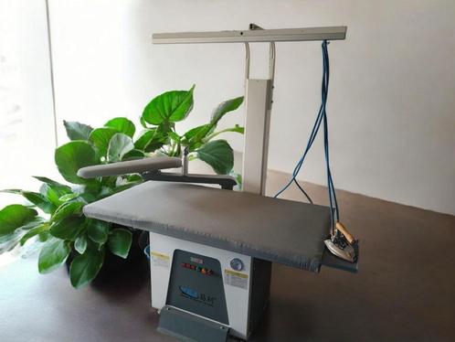 Industriële strijktafel, Elektronische apparatuur, Strijkijzers en Strijkplanken, Zo goed als nieuw, Strijkijzer met snoer, Ophalen