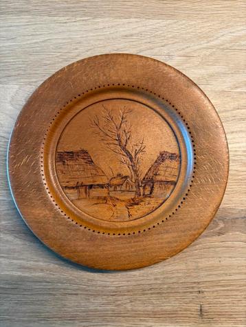 Pyrografisch bewerkt houten wandbord beschikbaar voor biedingen
