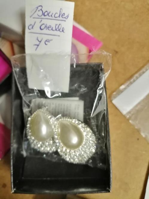 Boucles d'oreilles de fantaisie neuves, Handtassen en Accessoires, Oorbellen, Nieuw, Zilver, Zilver, Ophalen of Verzenden