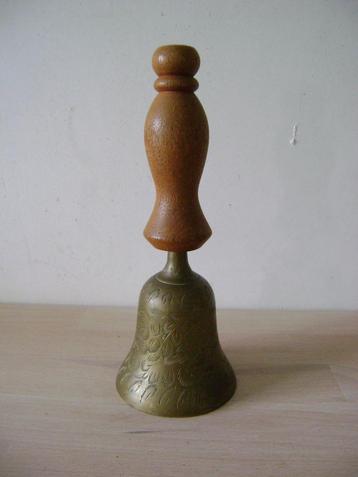 oude bel koper met houten handvat beschikbaar voor biedingen