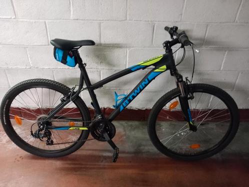 VTT ROCKRIDER 340 BLEU JAUNE QUASI NEUF vendu comme sur les, Vélos & Vélomoteurs, Vélos | VTT & Mountainbikes, Comme neuf, Enlèvement