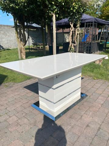 Eettafel hoogglans beschikbaar voor biedingen