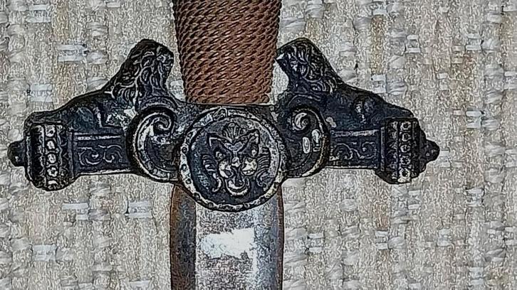 Oude bronzen dolk, rijk versierd handvat van brons en staal,, Verzamelen, Militaria | Algemeen, Ophalen of Verzenden