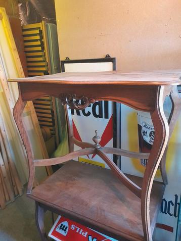 Houten tafeltje beschikbaar voor biedingen