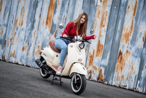 Nieuwe Zoë scooter creme Klasse A of B | Superdeal !, Fietsen en Brommers, Scooters | Vespa, Nieuw, Benzine, Ophalen of Verzenden