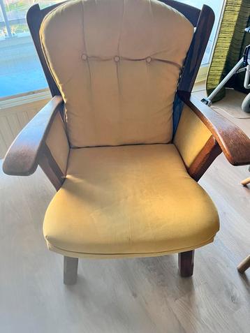 Fauteuil en suédine jaune beschikbaar voor biedingen