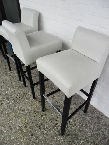 Tabourets cuir blanc et chaises de jardin 