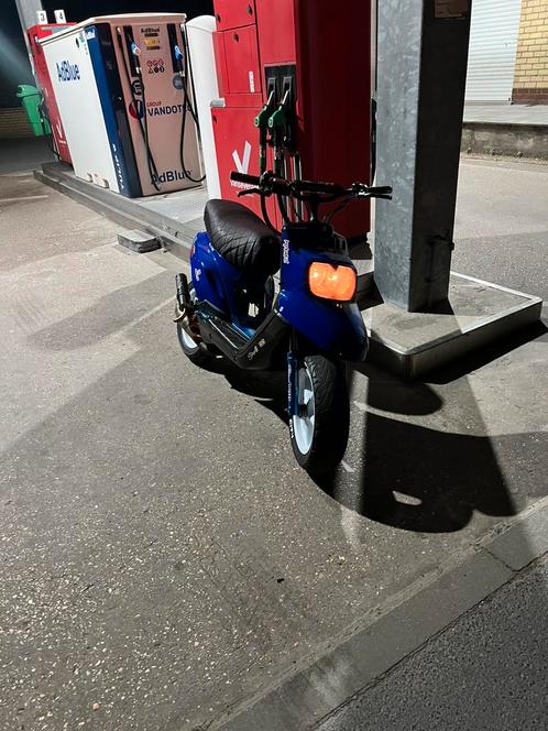 Mbk booster nieuw model, Fietsen en Brommers, Scooters | Overige merken, Zo goed als nieuw, Klasse A (25 km/u), Tweetakt, Ophalen of Verzenden