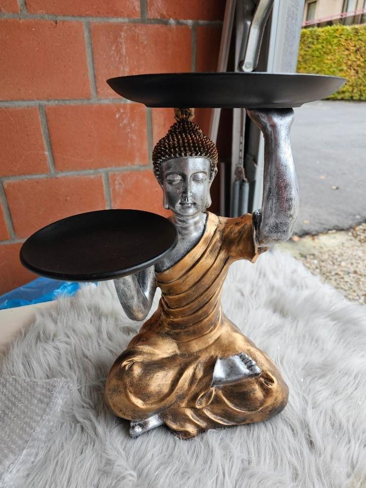 Mooie Boeddha goud/grijs zittend,met een dienblad h: 35cm, Huis en Inrichting, Woonaccessoires | Boeddhabeelden, Nieuw, Ophalen