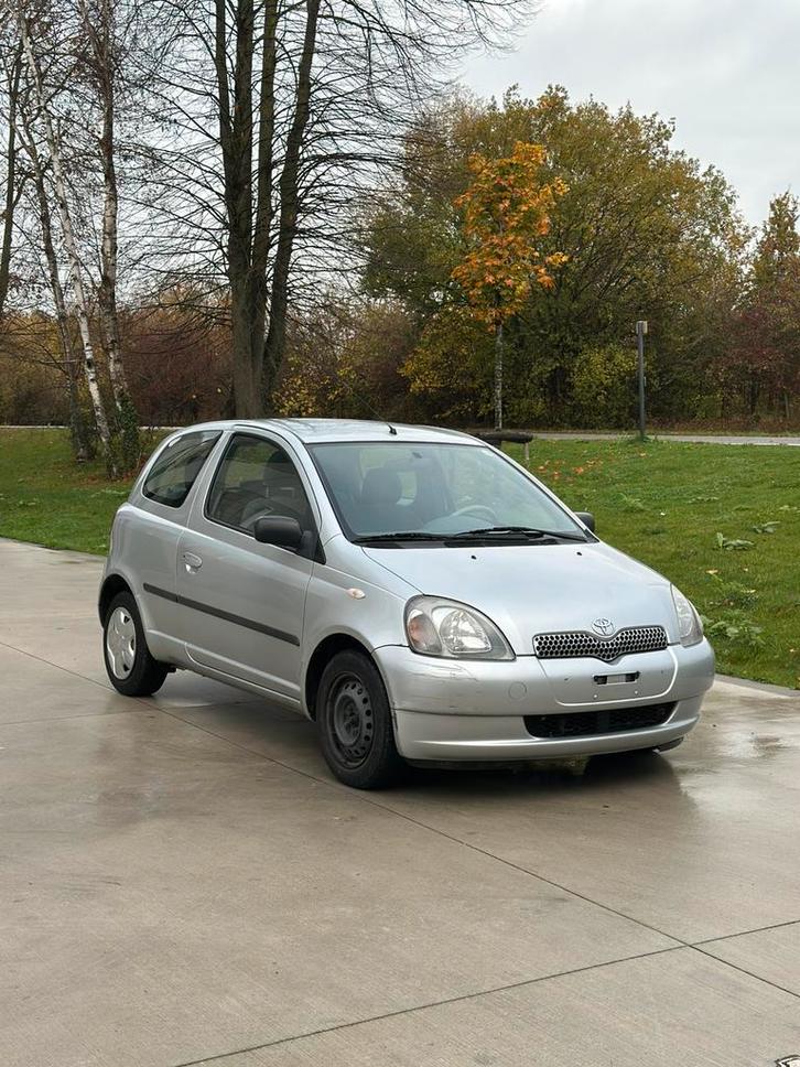 Toyota Yaris Automaat, Auto's, Toyota, Bedrijf, Yaris, Benzine, Euro 3, Berline, 3 deurs, Automaat, Zilver of Grijs, Dealer onderhouden