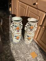 Deux grands vases vintage dans un décor hollandais de Delft., Antiquités & Art, Antiquités | Vases, Enlèvement ou Envoi
