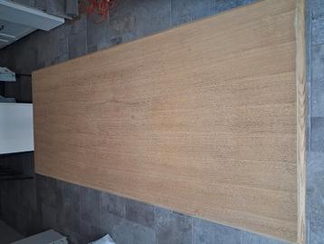 Gratis tafel beschikbaar voor biedingen