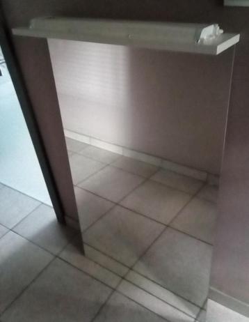 Spiegel met verlichting, 2 spots en stopcontact beschikbaar voor biedingen