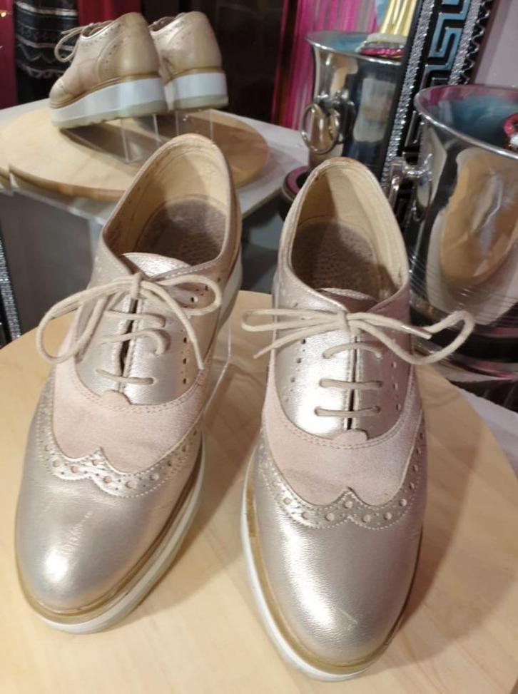Derby's in beige en goud leer Hush Puppies P37, Kleding | Dames, Schoenen, Zo goed als nieuw, Beige, Verzenden