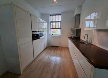 HOOGGLANS WITTE KEUKEN MET KASTENWAND+APPARATUUR beschikbaar voor biedingen