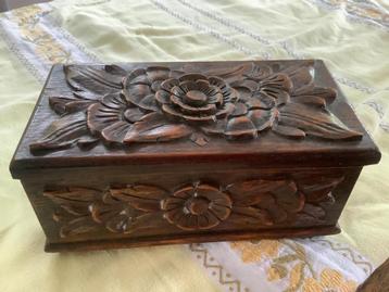 Belle boîte à bijoux en bois